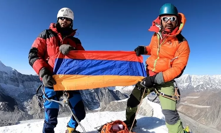 Հայկական եռագույնը` Նեպալում. Հայ լեռնագնացները դրոշը ծածանել են Այլենդ պիկի գագաթին