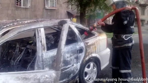 Խանջյան-Նալբանդյան փողոցների խաչմերուկում մեքենա է այրվել 