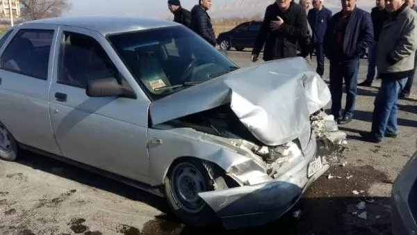 Ավտովթար Արարատի մարզում. բախվել են Lada-ն ու Toyota Camry-ն. կա վիրավոր