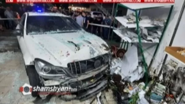 Արտակարգ դեպք Երևանում. Mercedes C250-ը Չաուշի հրապարակում մխրճվել է ծաղկի սրահի մեջ. կան վիրավորներ