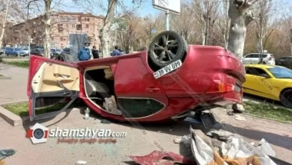  Lexus-ը կոտրել է գովազդային վահանակ, 2 աղբամանները և գլխիվայր հայտնվել հետիոտնի համար նախատեսված վայրում