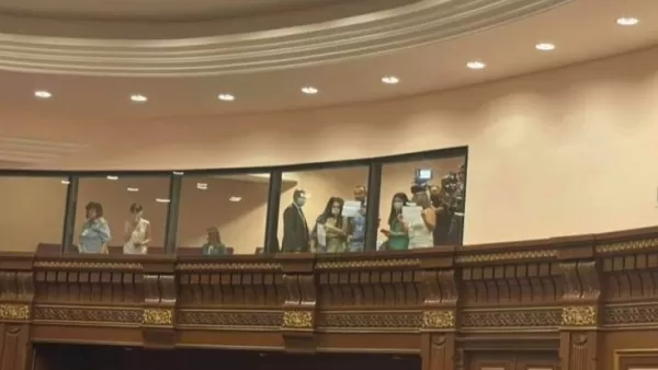 Լրագրողներն ի նշան բողոքի խորհրդարանում ակցիա են անում