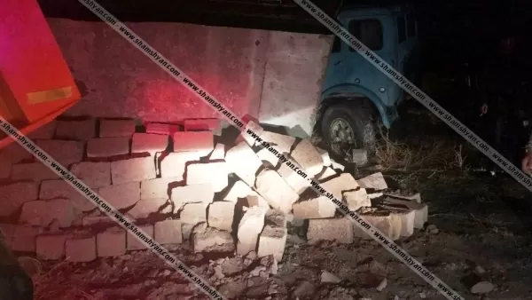ԼՈՒՍԱՆԿԱՐՆԵՐ. Խոշոր ավտովթար Արագածոտնի մարզում. 24-ամյա վարորդը քարով բարձված КамАЗ-ով կողաշրջվել է