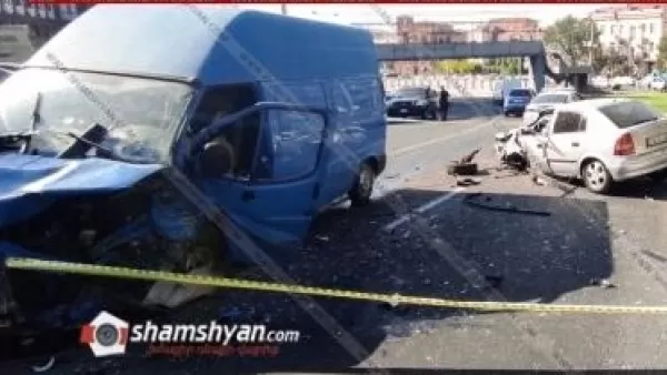 Խոշոր ավտովթար Երևանում. Հերացի փողոցում բախվել են Ford Transit-ը և Opel-ը. կան վիրավորներ