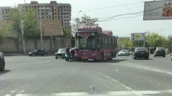 Լենինգրադյան Սեբաստիա խաչմերուկում ավտոբուսը բախվել է մարդատար մեքենայի