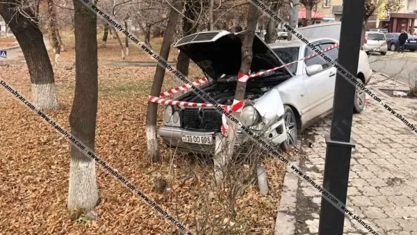 Գյումրիում 23-ամյա վարորդը Mercedes-ով վթարի է ենթարկվել. նրան տեղափոխել են հիվանդանոց