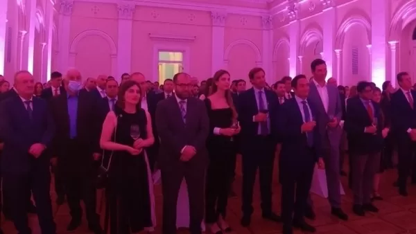 Ոստիկանությունը հորդորում է փակ տարածքներում դիմակ կրել. բարձրաստիճան պաշտոնյաներին, կարծես, հորդորը չի վերաբերում 