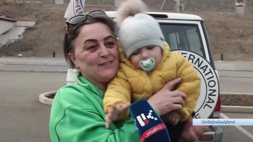ՏԵՍԱՆՅՈՒԹ․ 50 օրվա բաժանումից հետո թոռնիկը չէր ճանաչել տատիկին. Հայաստանից արցախցիներ են վերադարձել Ստեփանակերտ