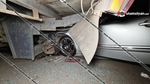 Խոշոր վթար է տեղի ունեցել Երևանում. Mercedes-ը մխրճվել է կայանված Daf բեռնատարի մեջ