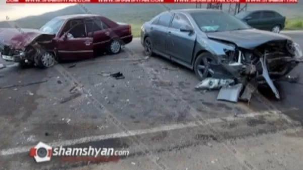 Ավտովթար՝ Արագածոտնի մարզում. ճակատ-ճակատի բախվել են Toyota-ն ու Mercedes-ը, կա վիրավոր