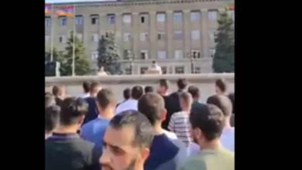ՏԵՍԱՆՅՈՒԹ. «Ես փախչող տեսակ չեմ»․ Արայիկ Հարությունյանը Ստեփանակերտի հրապարակում է 