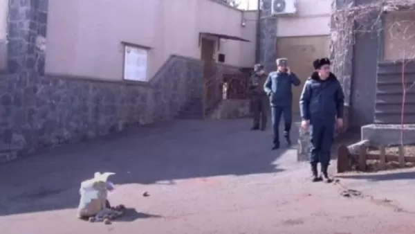 Քաղաքացիները Բելառուսի դեսպանատան առջև պարկով կարտոֆիլ և աղբ թողեցին