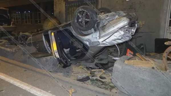 Երևանում Mercedes-ը բախվել է կայանված ավտոմեքենայի, առաջ ընթացել, ջարդուփշուր արել մի քանի կարասներ և գլխիվայր շրջվել