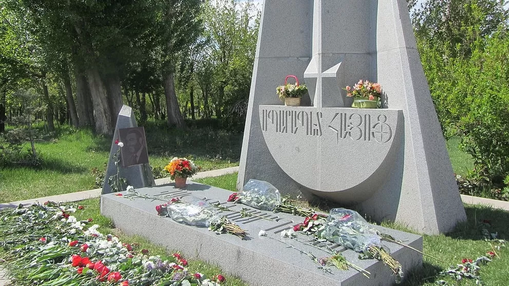 Եռաբլուրում ադրբեջանցին Վազգեն Սարգսյանի շիրմաքարի մոտ ծիսակարգ է արել. 168 ժամ