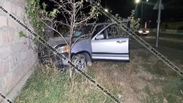 Ավտովթար Երևանում. մեքենան հարվածել է ծառերի, ապա քարե պարսպին