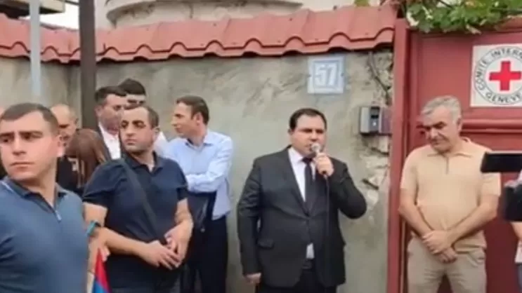 ՏԵՍԱՆՅՈՒԹ. «Սա ձեր աշխատանքի թերություններից է». բողոքի ակցիա՝ Ստեփանակերտի ԿԽՄԿ գրասենյակի մոտ 