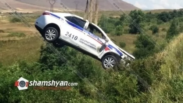 ՏԵՍԱՆՅՈՒԹ․ Opel-ը բախվել է ոստիկանի ավտոմեքենային, վերջինն էլ հայտնել է ձորում