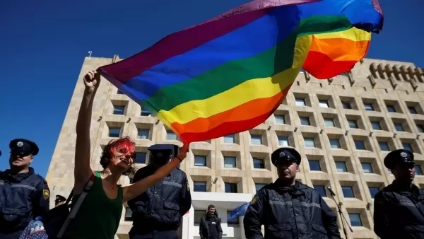 ՏԵՍԱՆՅՈՒԹ․ Վրաց ազգայինականները պոկել են ԵՄ և LGBT համայնքի դրոշները՝ փորձելով կանխել Tbilisi Pride շքերթի անցկացումը