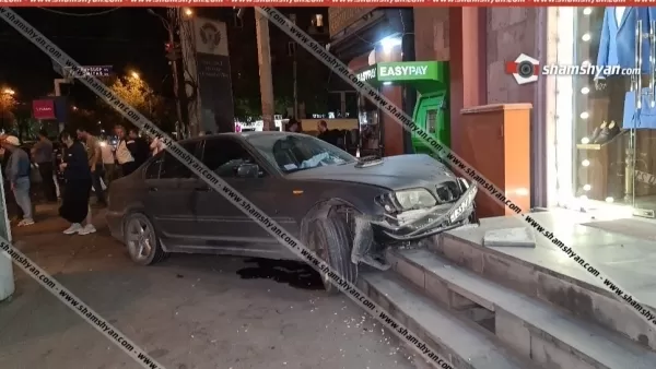  Երևանում բախվել են Mercedes-ն ու BMW-ն. BMW-ն էլ կոտրել է խաչմերուկը կարգավորող լուսակիրն ու հայտնվել մայթին