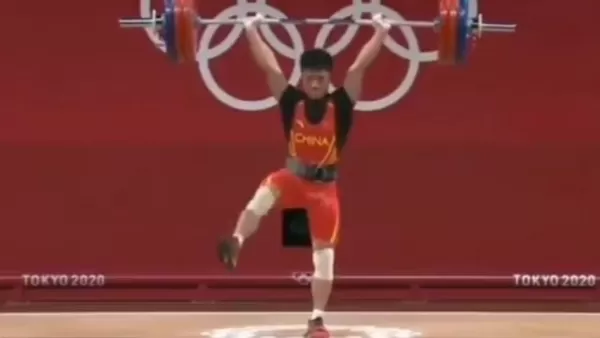Օլիմպիական խաղերում ծանրամարտի տղամարդկանց առաջնության ոսկե մեդալը նվաճած չինացի ծանրորդը կանգնել է մեկ ոտքի վրա