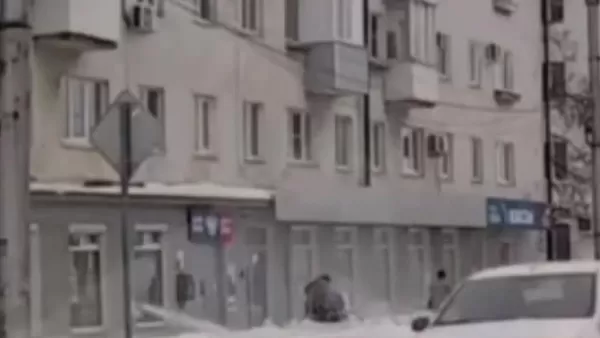 ՏԵՍԱՆՅՈՒԹ․ Ռուսաստանում մոր և մանկասայլակով երեխայի վրա սառույցի կտոր է ընկել․ կադրերը զայրույթ են առաջացրել 