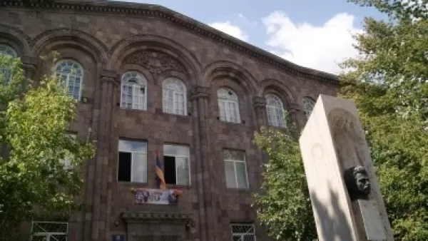 Երևանում դպրոցներից մեկի պահակը երեխային գցել է գետնին ու քարշ տվել. Shamshyan.com