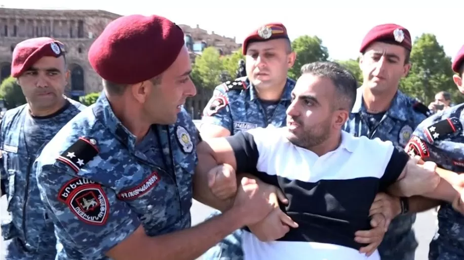 ՏԵՍԱՆՅՈՒԹ. 10 հոգին 1-ի դեմ. ոստիկանները ուժով բերման ենթարկեցին ադրբեջանագետ Գառնիկ Դավթյանին