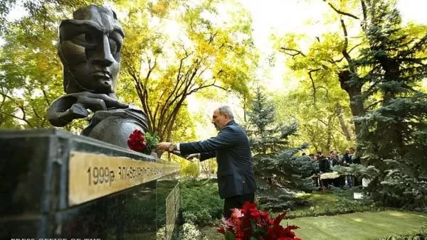 Կարեն Դեմիրճյանի, Վազգեն Սարգսյանի և մյուս նահատակների հոգիները, ոգին և ուժն այսօր մեզ հետ են.  վարչապետ