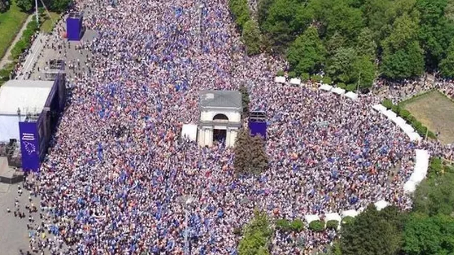 ՏԵՍԱՆՅՈԻԹ. Քիշնևում հազարավոր մարդիկ դուրս են եկել ցույցի՝ հանուն Մոլդովայի եվրաինտեգրման