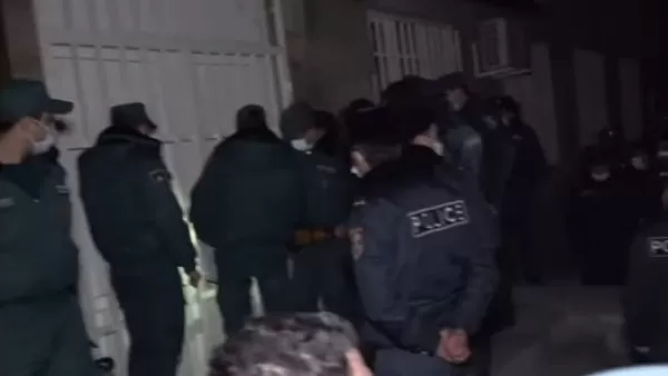 ՏԵՍԱՆՅՈՒԹ. Լարված իրավիճակ. ոստիկանները կտրելով բացեցին Քասախի համայնքապետարանի դուռը նոր ղեկավարի համար
