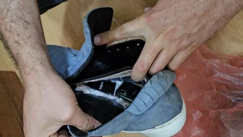 Տեսակցության եկածի կոշիկներում հայտնաբերել են 1 բջջային հեռախոս, 1 բաժանորդային քարտ և 3 կտրող-ծակող առարկա