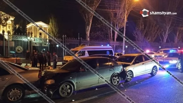Շղթայական ավտովթար՝ Երևանում. Ազգային ժողովի դիմաց բախվել են Hyundai Sonata-ն, Mercedes-ը, Toyota-ն ու Opel-ը. Shamshyan. com