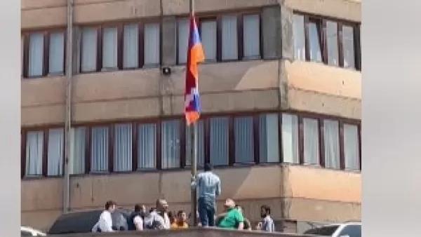 ՏԵՍԱՆՅՈՒԹ․ ԵՊԲՀ ուսանողները բուհի տարածքում բարձրացրել են Արցախի դրոշն ու անժամկետ դասադուլ հայտարարել