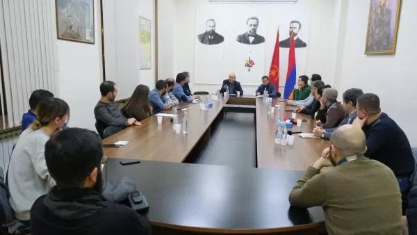 Վազգեն Մանուկյանը քաղաքագետների, ռազմական և մեդիա  փորձագետների հետ քննարկել է ճգնաժամը