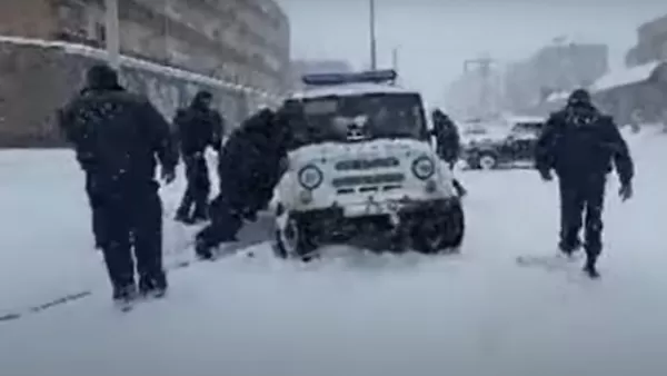 ՏԵՍԱՆՅՈՒԹ. Առատ ձյուն՝ Ապարանում. մոտ 10 ոստիկան փորձում է հանել ոստիկանական մեքենան արգելափակումից
