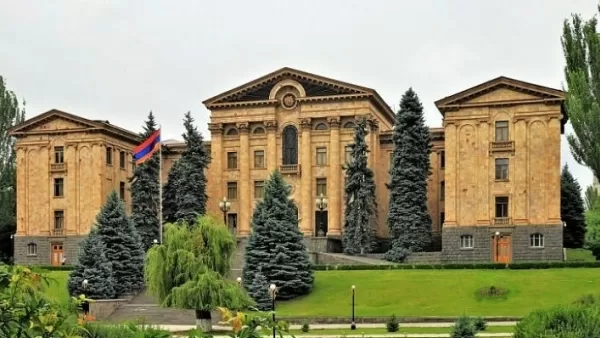 ԱԺ-ում ամբողջությամբ ընդունվեց պետական պաշտոններ զբաղեցնողների վարձատրության մասին օրենքում փոփոխությունների նախագիծը