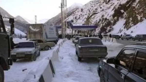 Ավելի քան 500 բեռնատար սպասում է Ռուսաստանը Հայաստանի հետ կապող Ռազմավիրական ճանապարհի բացմանը