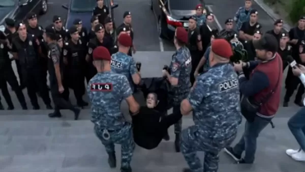   ՔԿ-ին «չի հաջողվել» պարզել այն ոստիկանների ինքնությունը, ովքեր բռնություն են գործադրել ծնողների նկատմամբ. փաստաբան 