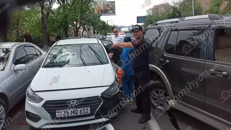 Երևանում 77-ամյա տատիկը Hyundai-ով բախվել է 2 Mercedes-ի, Chevrolet-ին, Honda-ին և Ford-ին