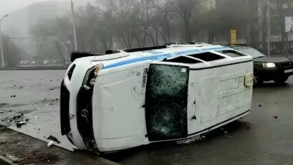 ՏԵՍԱՆՅՈՒԹ. Ղազախստանի փողոցներում ջարդված ոստիկանական մեքենաներ են