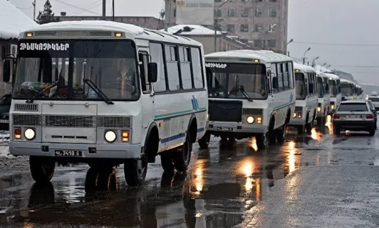 Միջադեպ կենտրոնական հավաքակայանում. ծնողները թույլ չեն տվել, որ ավտոբուսները շարժվեն