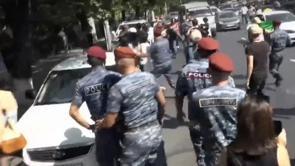 Միջադեպ ոստիկանների ու ցուցարարների միջև. ԱԺ-ի դարպասները փակեցին Ամուլսարի ակտիվիստների դիմաց. Tert.am