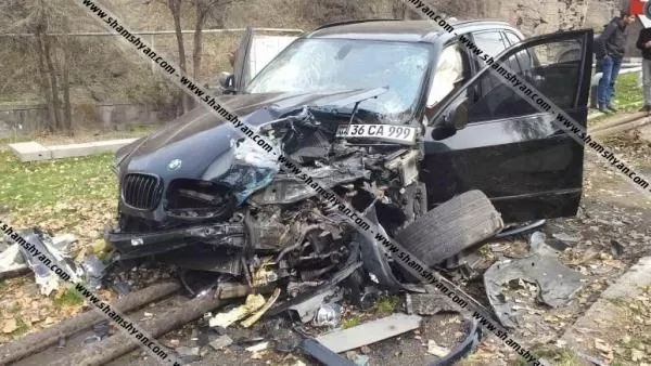 ՏԵՍԱՆՅՈՒԹ․ Երևանում բախվել են «BMW X5»-ը, «ՎԱԶ-2106»-ը եւ Jeep-ը, X5-ն բախվել է ծառին, կան վիրավորներ