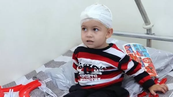 Մարտունիում ծանր ռմբակոծությունից հետո վիրավորված 2-ամյա Արծվիկը դուրս է գրվել հիվանդանոցից