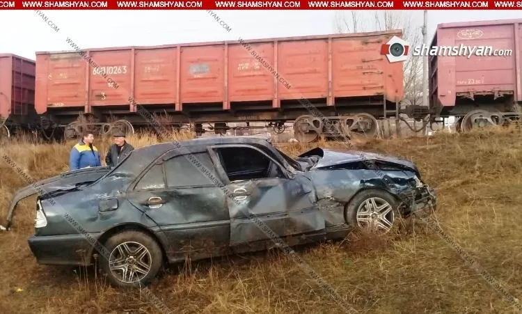 Բախվել են բեռնատար գնացքն ու Mercedes-ը. կան վիրավորներ