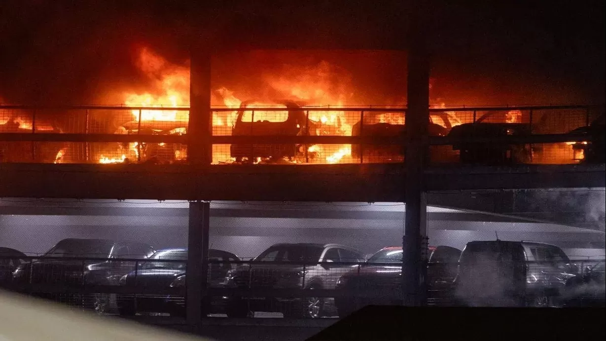 ՏԵՍԱՆՅՈՒԹ․ Տասնյակ մեքենաներ այրվել են Լոնդոնի օդանավակայանի ավտոկայանատեղիում