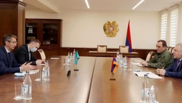 ՊՆ նախարարը Ղազախստանի դեսպանին ներկայացրել է Սյունիքում կատարվող վերջին զարգացումները