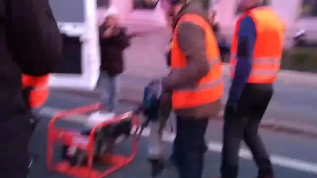 ՏԵՍԱՆՅՈՒԹ. Կլիմայի քողարկված ակտիվիստները փորձել են վնասել Բեռլինի փողոցներից մեկը