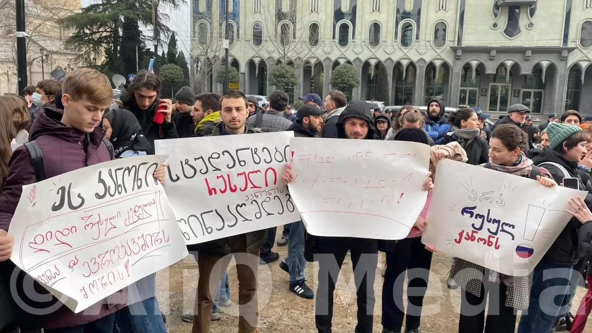 «Ո՛չ ռուսական օրենքին». Վրաստանի խորհրդարանի դիմաց բողոքի ակցիանները շարունակվում են