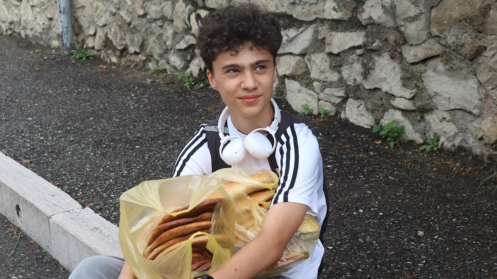 Ստեփանակերտցի 14-ամյա Դավիթն է․ որպես կամավոր ընկերների հետ ոտքով հաց է հասցնում խանութների